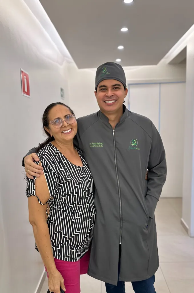 Paciente sorrindo após atendimento